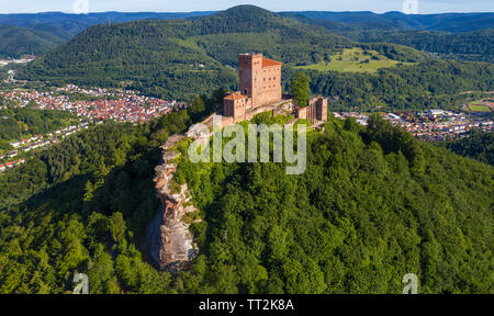 Luftaufnahme der Kaiserburg Trifels, wo Richard Löwenherz gefangen gehalten wurde, Annweiler am Trifels, Rheinland-Pfalz, Deutschland Stockfoto