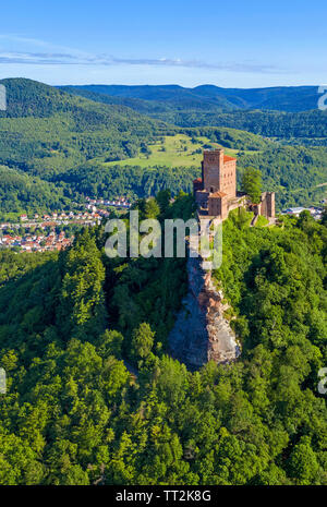 Luftaufnahme der Kaiserburg Trifels, wo Richard Löwenherz gefangen gehalten wurde, Annweiler am Trifels, Rheinland-Pfalz, Deutschland Stockfoto