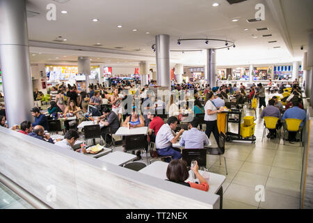 Santiago, Chile - Dec 27, 2018: "Food Court" im Einkaufszentrum in der Nähe der Plaza de Armas, Santiago, Chile Stockfoto