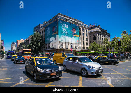 Santiago, Chile - Dec 28, 2018: Autos im Zentrum von Santiego, Chile. Stockfoto
