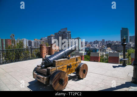 Alte commemorative Kanone auf der Oberseite von Santa Lucia Hill Park in Santiago de Chile Stadt. Stockfoto