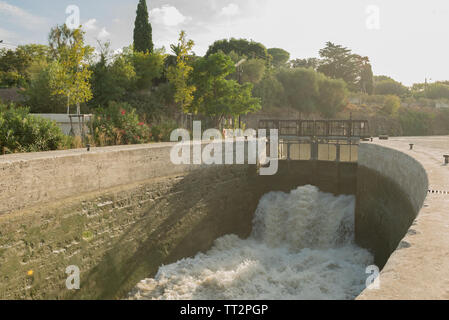 Fonserannes Schlösser, sind ein Flug der Treppe Schleusen am Canal du Midi in der Nähe von Béziers, Languedoc Roussillon, Frankreich. Es ist ein UNESCO Weltkulturerbe Stockfoto