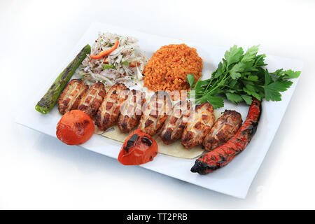 Gegrillte Hähnchenflügel mit Zweikorn und Tomaten Stockfoto