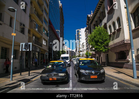 Santiago, Chile - Dec 28, 2018: Taxi Autos im Zentrum von Santiego, Chile. Stockfoto