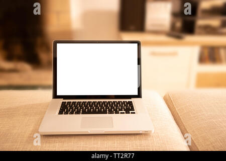 Aluminium Laptop mit leerer Bildschirm für das Kopieren von Speicherplatz auf einem Sofa osmanischen in selektiven Fokus mit schattigen lounge Hintergrund öffnen Stockfoto