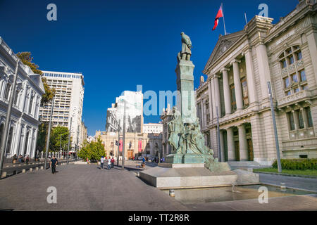 Santiago, Chile - Dec 28, 2018: Blick auf den Palast der Gerichtshöfe der Santiago de Chile, der Hauptstadt Chiles, in Montt-Varas Square (Pla entfernt Stockfoto
