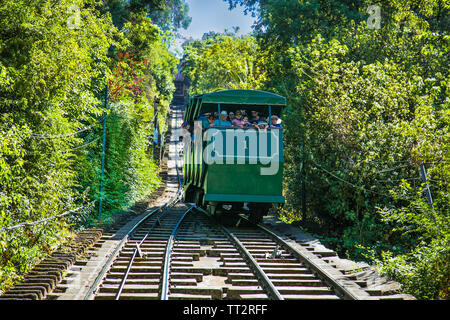 Santiago, Chile - Dec 29, 2018: Seilbahn auf den Cerro San Cristobal Hügel in Santiago, Chile Stockfoto