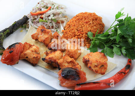 Hühnchen Shish Kebab türkische Küche weißer Hintergrund Stockfoto