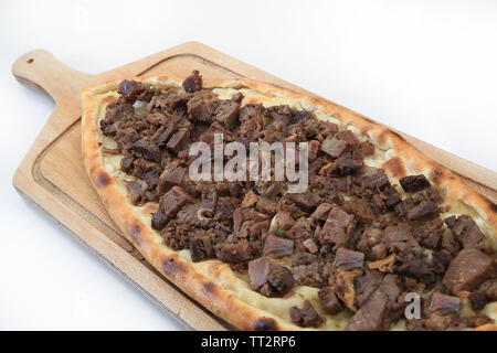 Cubed gebratenem Rindfleisch auf türkische Pizza pide Stockfoto