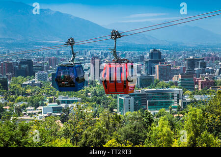Santiago, Chile - Dec 29, 2018: Cable Car in San Cristobal Hügel mit einem Panoramablick über Santiago de Chile Stockfoto