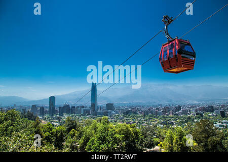 Santiago, Chile - Dec 29, 2018: Cable Car in San Cristobal Hügel mit einem Panoramablick über Santiago de Chile Stockfoto