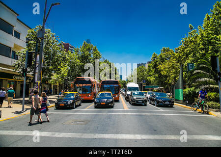 Santiago, Chile - Dec 29, 2018: die Menschen überqueren Sie die fußgängerampel im Zentrum von Santiego, Chile. Stockfoto