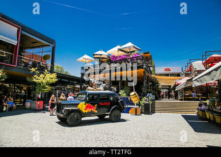 Santiago, Chile - Dec 29, 2018: Geöffnet Terrasse des Restaurant im Patio Bellavista. Santiago, Chile. Dies ist berühmte böhmische Platz mit Geschäften Cafés Stockfoto