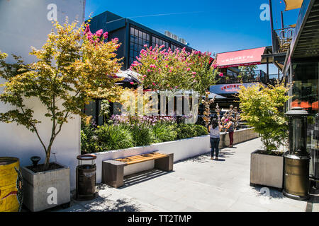 Santiago, Chile - Dec 29, 2018: Geöffnet Terrasse des Restaurant im Patio Bellavista. Santiago, Chile. Dies ist berühmte böhmische Platz mit Geschäften Cafés Stockfoto