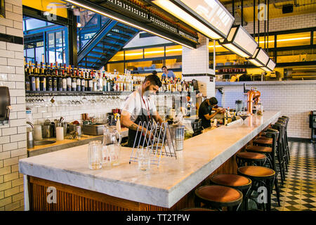 Santiago, Chile - Dec 29, 2018: in das Restaurant im Patio Bellavista. Santiago, Chile. Dies ist berühmte böhmische Platz mit Geschäften Cafés und Bars Stockfoto