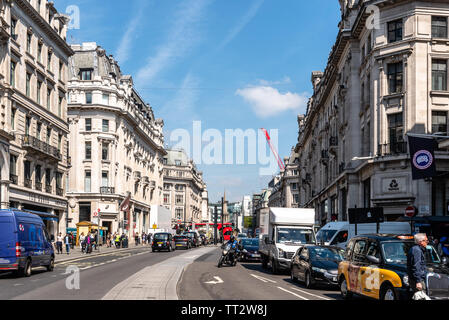 London, UK, 15. Mai 2019: Besetzt die London Street Scene auf Regent St. Regent Street ist eine große Einkaufsstraße im West End von London berühmt für die Lu Stockfoto