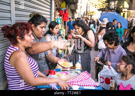 Santiago, Chile - Dec 29, 2018: Street Food auf der Plaza de Armas in Santiago de Chile. Es ist der Hauptplatz der Stadt. Stockfoto