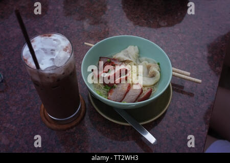 Ei Nudeln mit roter Schweinebraten, Thai Food Lunch Menü eingestellt Stockfoto