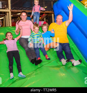 Schiebetür Spaß im Indoor Spielplatz Stockfoto