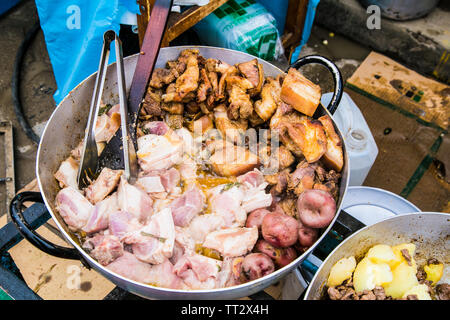 Street Food auf dem Markt im Dorf Uyuni, Bolivien. Stockfoto