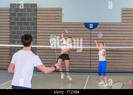 Badminton spiel Szene in der Sporthalle, viel Mühe und Engagement während eines intensiven Spiel Stockfoto