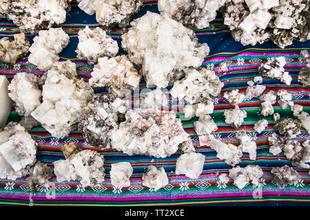 Natürliche Mineralien auf dem Markt in der Hauptstraße von Uyuni, Bolivien. Stockfoto