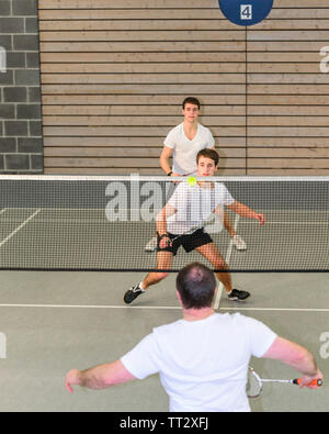 Badminton spiel Szene in der Sporthalle, viel Mühe und Engagement während eines intensiven Spiel Stockfoto