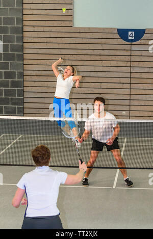 Badminton spiel Szene in der Sporthalle, viel Mühe und Engagement während eines intensiven Spiel Stockfoto