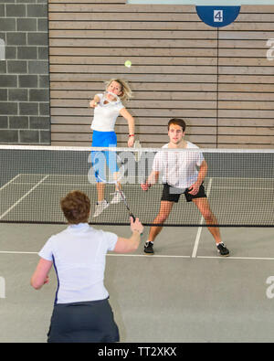 Badminton spiel Szene in der Sporthalle, viel Mühe und Engagement während eines intensiven Spiel Stockfoto