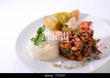 Fleisch braten mit Reis, weißer Hintergrund Stockfoto