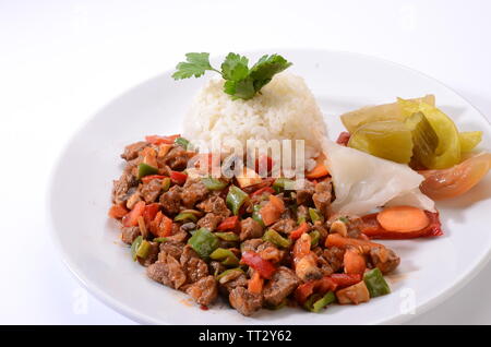 Fleisch braten mit Reis, weißer Hintergrund Stockfoto