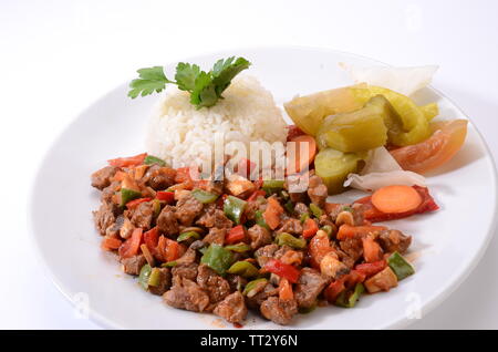 Fleisch braten mit Reis, weißer Hintergrund Stockfoto