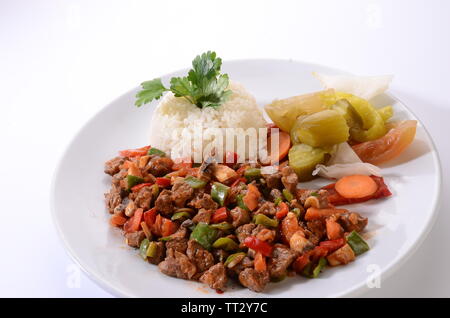 Fleisch braten mit Reis, weißer Hintergrund Stockfoto