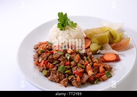 Fleisch braten mit Reis, weißer Hintergrund Stockfoto
