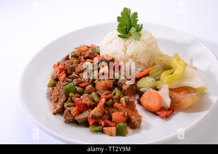 Fleisch braten mit Reis, weißer Hintergrund Stockfoto