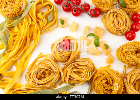 Raw hausgemachte Pasta und Tomaten, Nahaufnahme Stockfoto