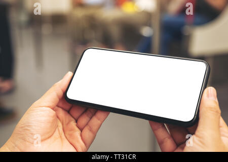 Mockup Bild der Frau Hände halten Schwarz Handy mit leerer Bildschirm in der Nähe der U-Bahn Stockfoto