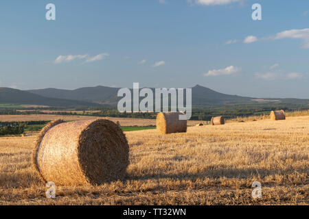 Am späten Nachmittag einen Blick auf Bennachie in ländlichen Gemeinden mit Strohballen im Vordergrund. Stockfoto