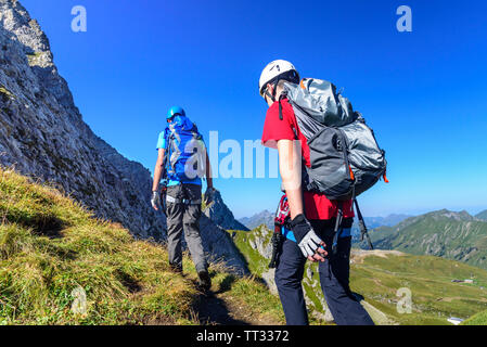 Vater und Sohn auf dem Weg zum Eingang der Klettersteige in den österreichischen Alpen Stockfoto