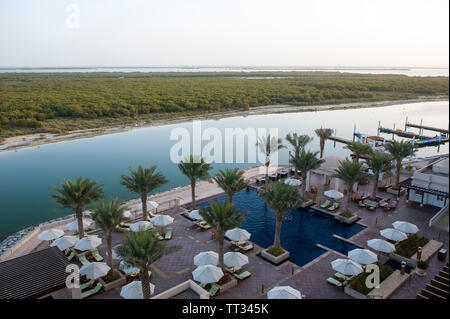 Blick über die Poollandschaft des Anantara östlichen Mangroven Blick über die Poollandschaft des Anantara östlichen Mangroven mit Blick auf Abu Dhabi die Östlichen Ma Stockfoto