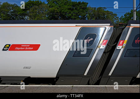 Virgin Trains Class 390 Pendolino 69602 Der Tephen Sutton, Oxenholme Station, Cumbria, England, Vereinigtes Königreich, Europa stehen. Stockfoto