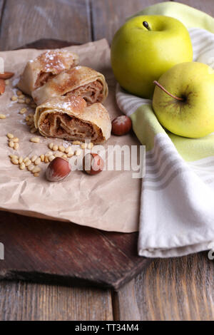 Leckere hausgemachte Apfelstrudel auf einer Papierserviette, auf hölzernen Hintergrund Stockfoto