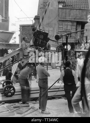 Die SCHARLACHROTE KAISERIN Direktor 1934 Josef von Sternberg candid am Set der Dreharbeiten Paramount Pictures Stockfoto