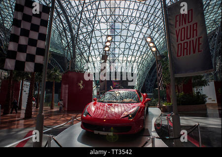 Ein Ferrari Auto auf Anzeige an Ferrari World, einem Themenpark auf Yas Island Abu Dhabi, Vereinigte Arabische Emirate. Stockfoto