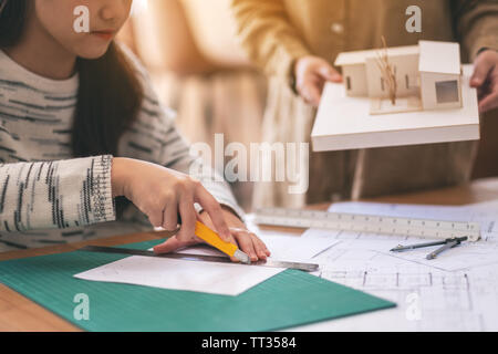 Ein Architekt arbeitet und die Papiere im Büro Stockfoto
