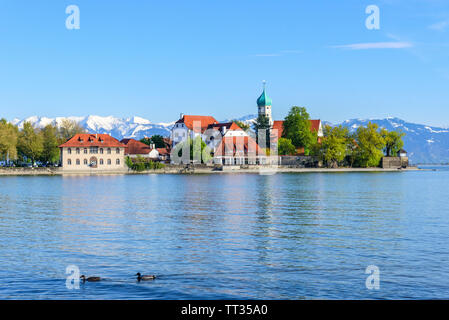 Dorf von Wasserburg am Bodensee im Frühling mit Schnee - Alpen im Hintergrund Stockfoto