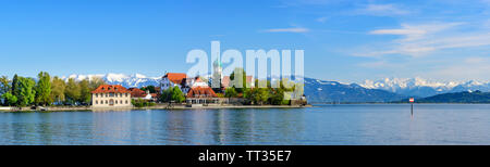 Dorf von Wasserburg am Bodensee im Frühling mit Schnee - Alpen im Hintergrund Stockfoto