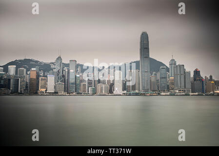 Skyline von Hongkong im Victoria Hafen. China, Asien. Stockfoto