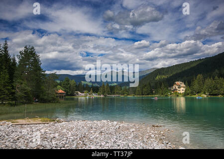 Toblach, Italien - 16. JULI 2018: Panoramablick auf Toblacher See (Toblacher See) in Südtirol im Sommer, Italien Stockfoto