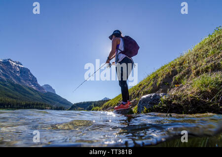 Mädchen Angeln im Nationalpark Banff Kanada Stockfoto